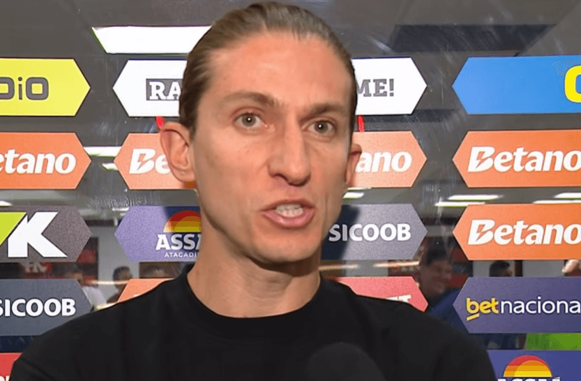 Filipe Luís concede entrevista na chegada ao Maracanã Flamengo x Palmeiras