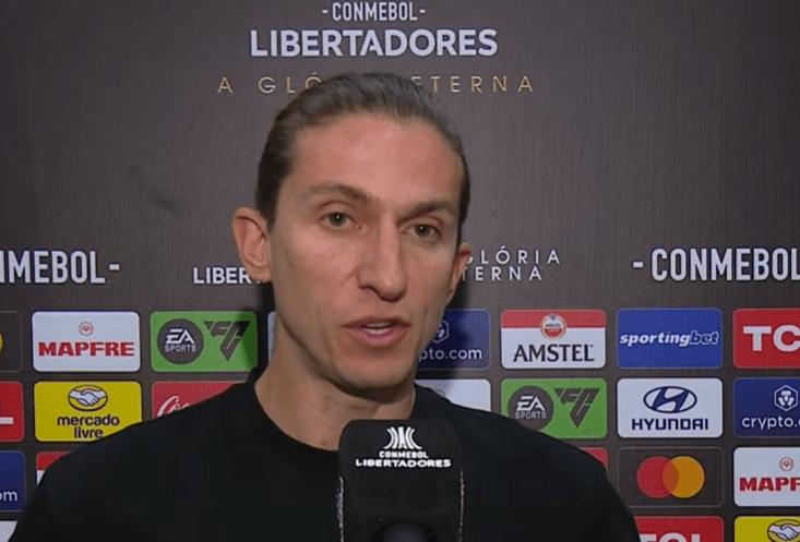 Filipe Luís concede entrevista na chegada ao Maracanã para Flamengo x Racing
