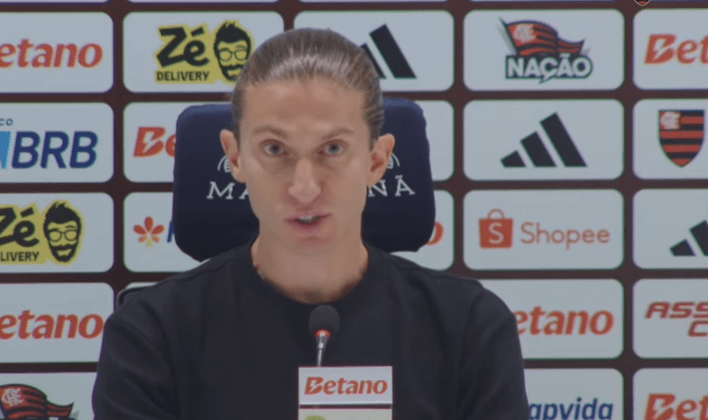 Filipe Luís concede reposta com expressão série durante coletiva Flamengo x Palmeiras