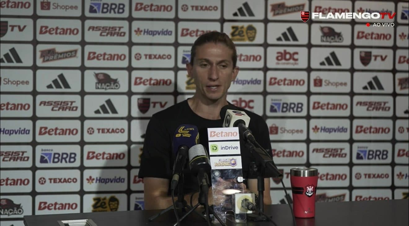 Filipe Luís em coletiva de imprensa no Flamengo