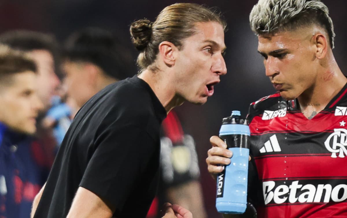 Filipe Luís e Carrascal em jogo do Flamengo na Libertadores