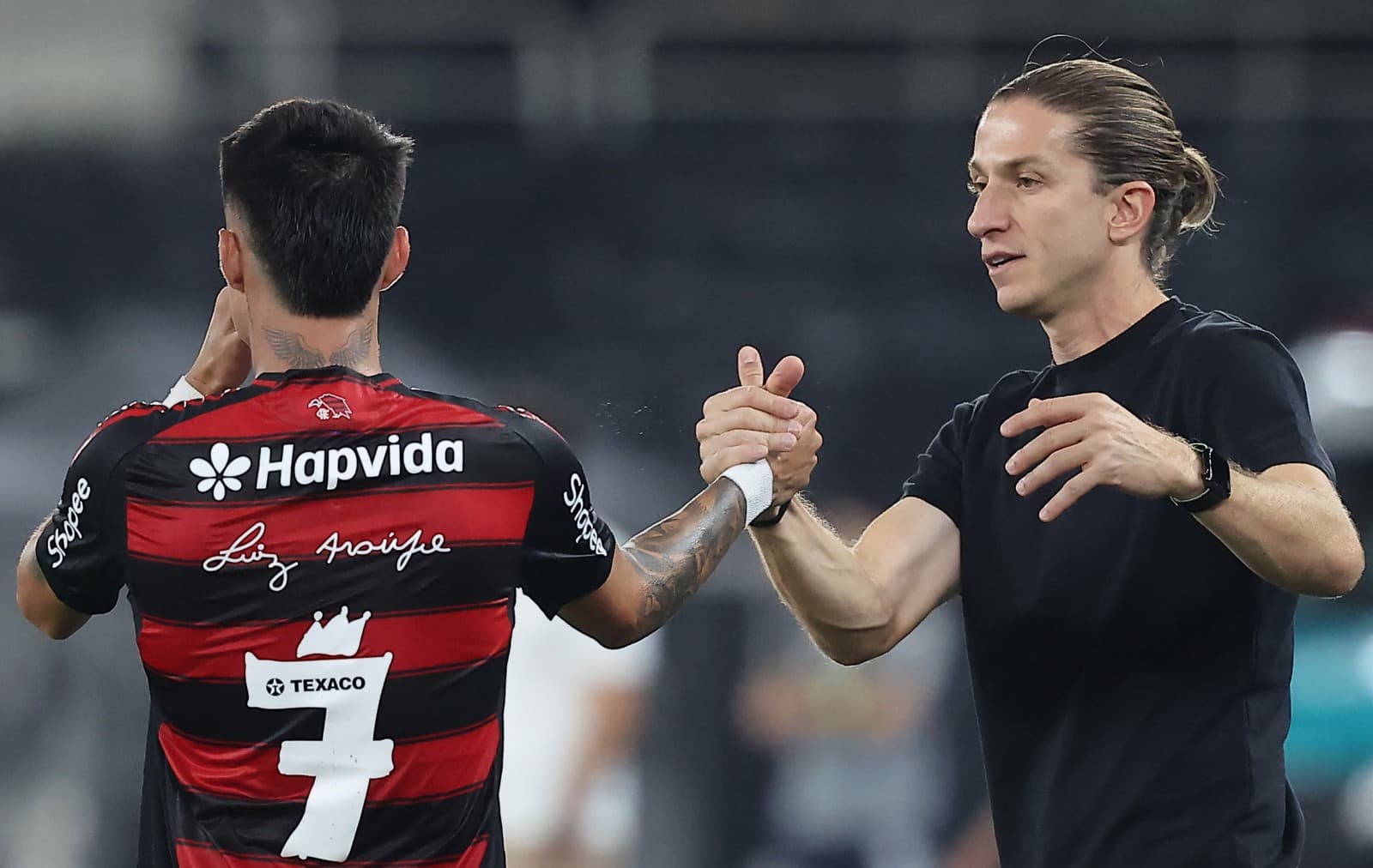 Filipe Luís e Luiz Araújo após gol do Flamengo sobre o Botafogo