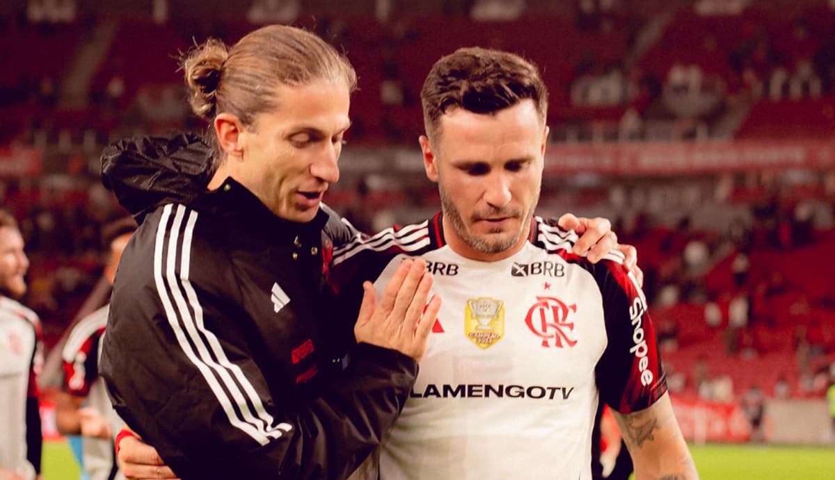 Filipe Luís abraça Saúl após vitória do Flamengo no Beira-Rio contra o Internacional