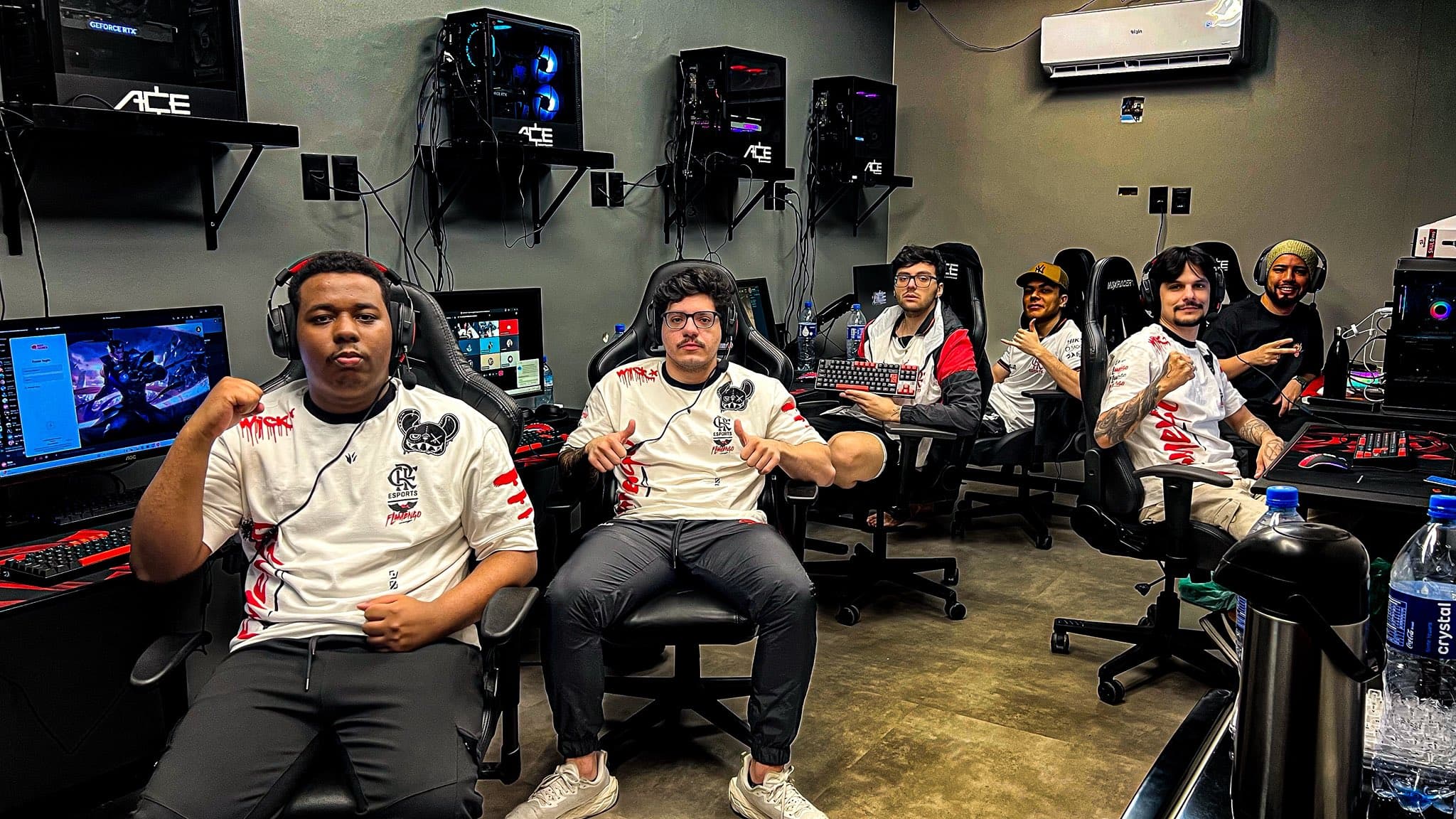 Jogadores de LoL do FlaEsports celebram vitória