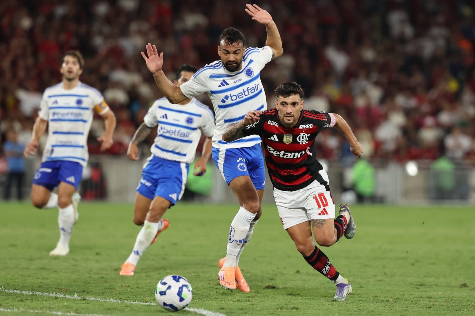 Arrascaeta e Fabrício Bruno disputam a bola em Flamengo x Cruzeiro no Maracanã