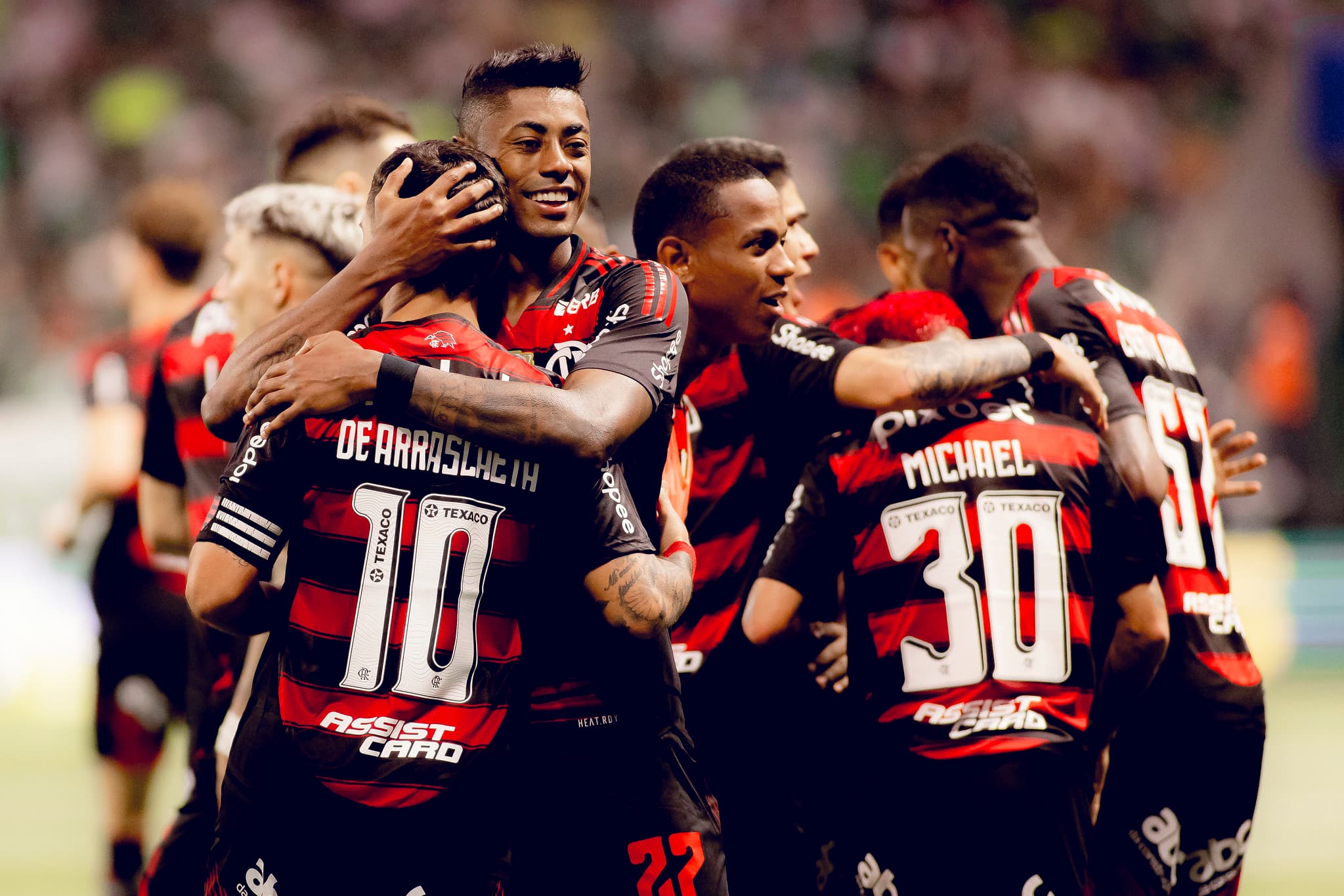 Jogadores do Flamengo comemoram gol contra o Palmeiras na Allianz Arena, em foto de Adriano Fontes