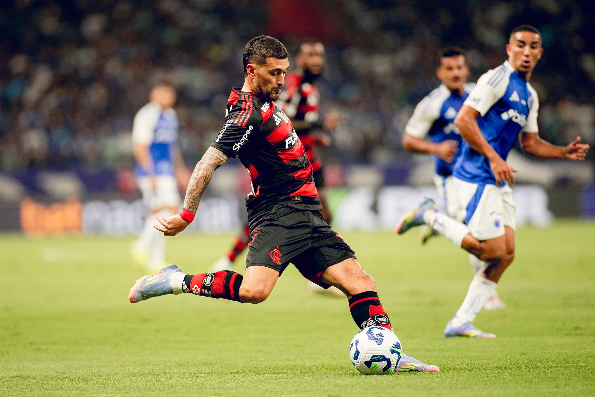 Arrascaeta em ação pelo Flamengo contra o Cruzeiro, no Mineirão, pelo Campeonato Brasileiro 2025
