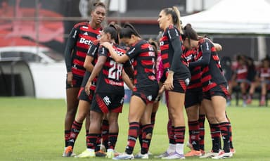 Time do Flamengo reunido antes de jogo do Carioca Feminino