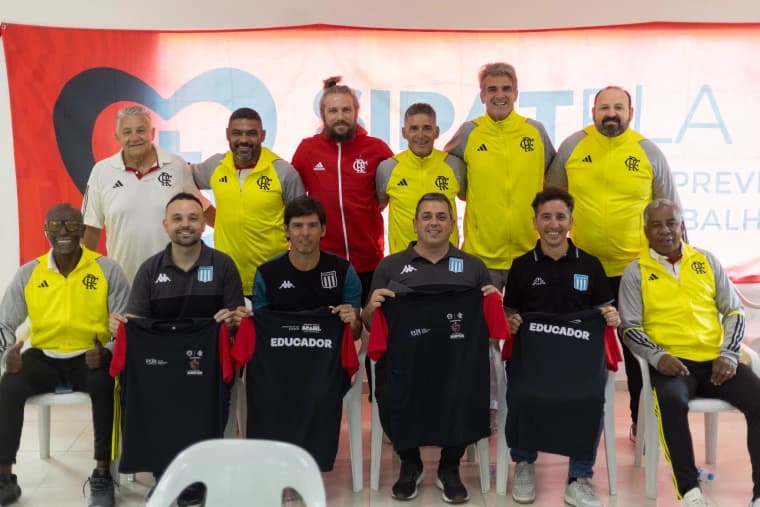 Representantes do Racing ao lado de ídolos do Flamengo e dirigentes