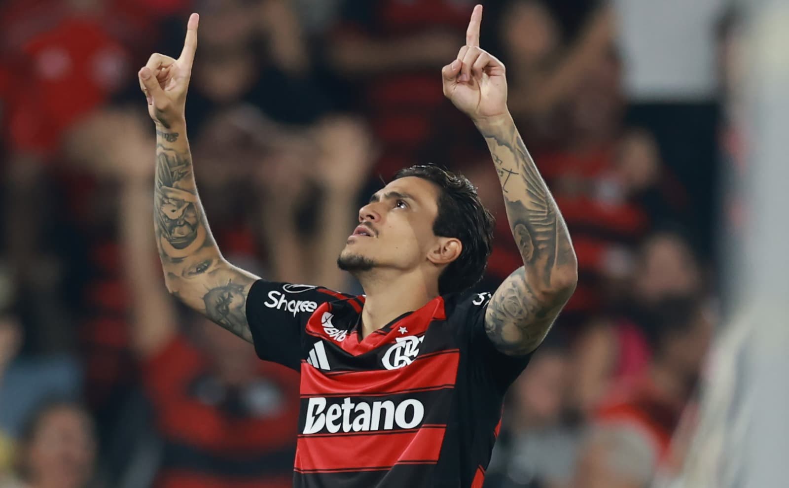 Pedro aponta os dedos para o céu para comemora um gol pelo Flamengo