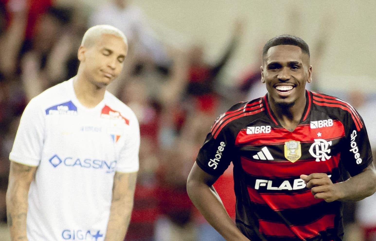 Evertton Araújo sorri após marcar pelo Flamengo contra o Fortaleza;; ao fundo, Dyverson faz expressão de lamentação