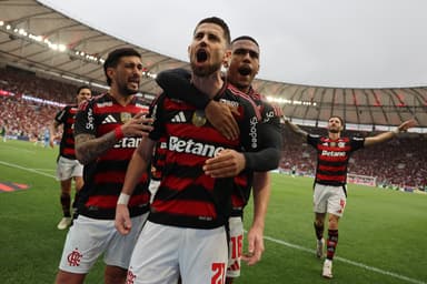 Jorginho comemora gol sobre o Palmeiras no Maracanã, abraçado por Samuel Lino e Arrascaeta; Ao fundo, Léo Pereira e Pedro se aproximam comemorando