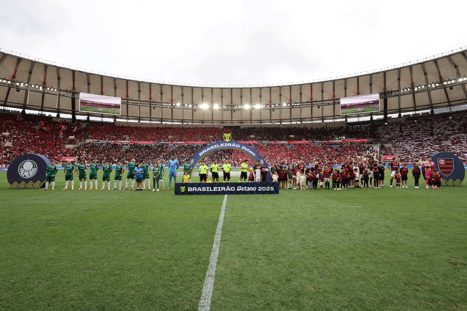 Camadas de Flamengo e Palmeiras escalam antes da partida entre Flamengo e Palmeiras como parte do Brasileirao 2025 no Estádio do Maracanã em 19 de outubro de 2025 no Rio de Janeiro, Brasil.
