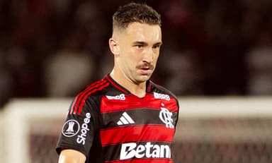 Léo Ortiz durante jogo do Flamengo na Libertadores