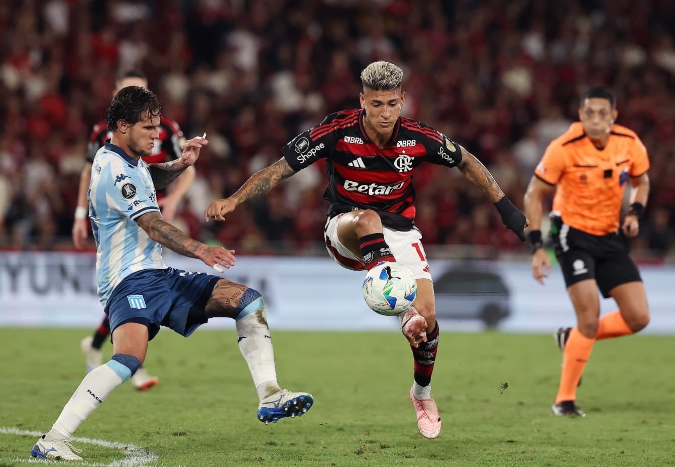 Carrascal domina a bola contra marcador em Flamengo x Racing no Maracanã