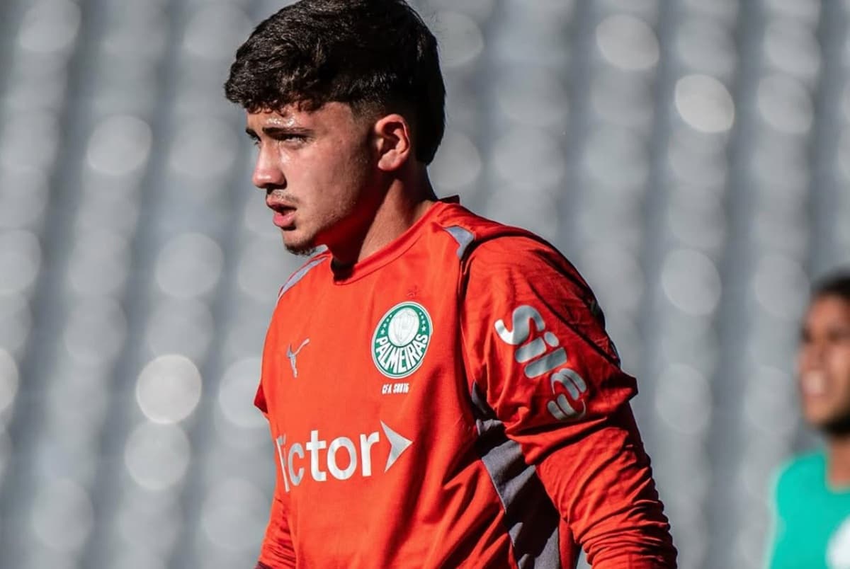 Pedro Henrique, ainda na época de Palmeiras, observa jogo do clube nas categorias de base