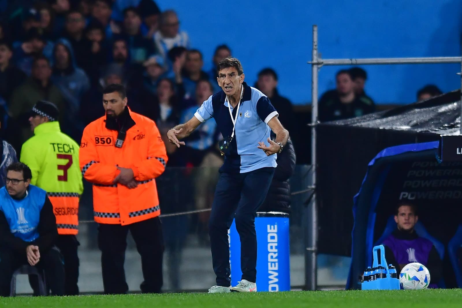 Gustavo Costas, técnico do Racing Club, reage durante a partida de volta das oitavas de final da Copa CONMEBOL Libertadores 2025 entre Racing Club e Peñarol no Estádio Presidente Perón em 19 de agosto de 2025 em Avellaneda, Argentina.