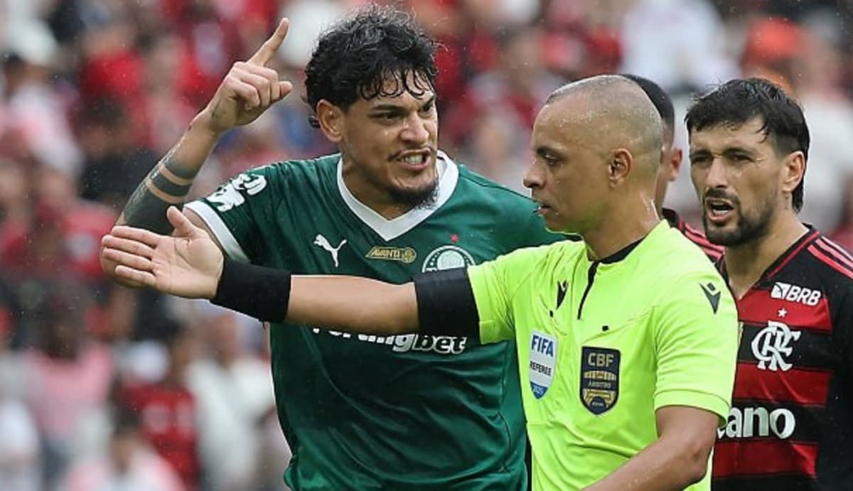 Gustavo Gómez se irrita com Wilton Pereira Sampaio em pênalti para o Flamengo