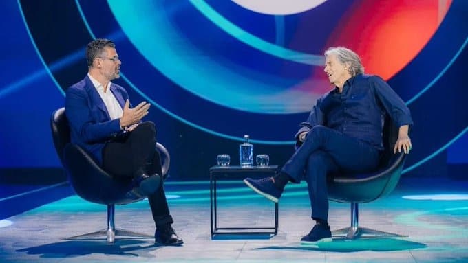 Jorge Jesus (à direita), ex-treinador do Flamengo, falando para entrevistador (à esquerda) - ambos sentados - durante entrevista à imprensa portuguesa