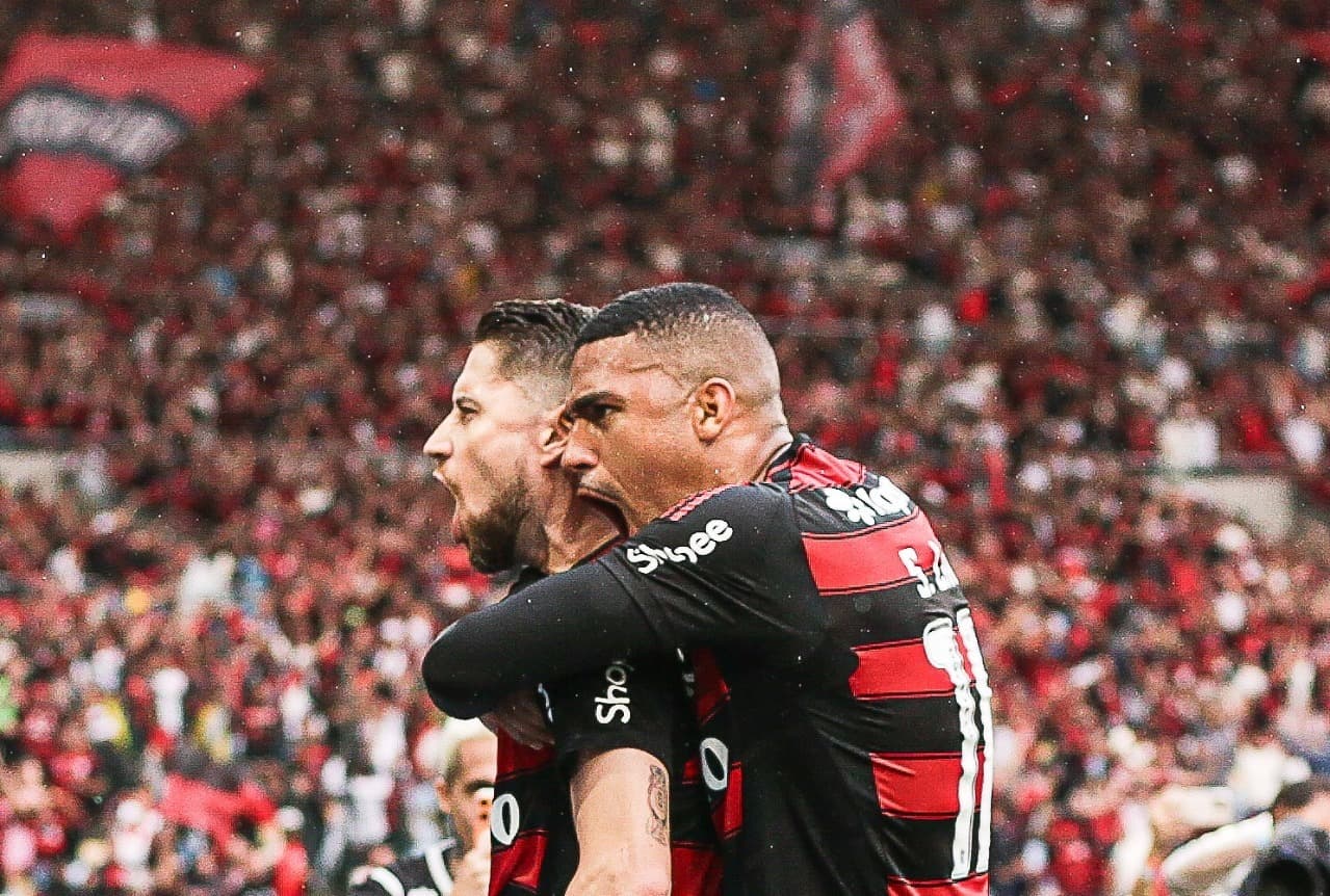Jorginho e Samuel Lino comemoram o segundo gol do Flamengo, no Maracanã, contra o Palmeiras, em duelo decisivo do Brasileirão