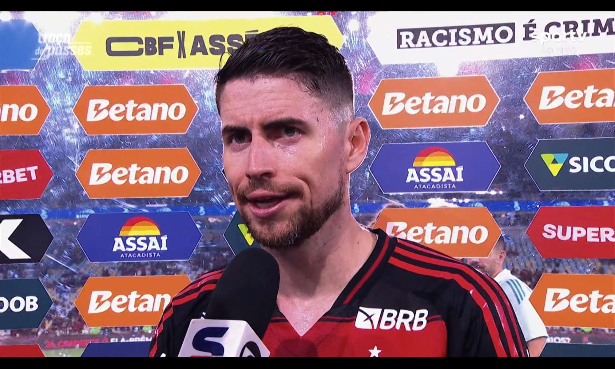 Jorginho aponta erros do Flamengo, com expressão séria, após empate com o Cruzeiro