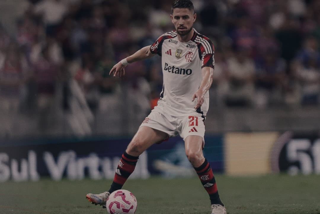 Jorginho com a bolas nos pés e orientando companheiro durante Fortaleza x Flamengo
