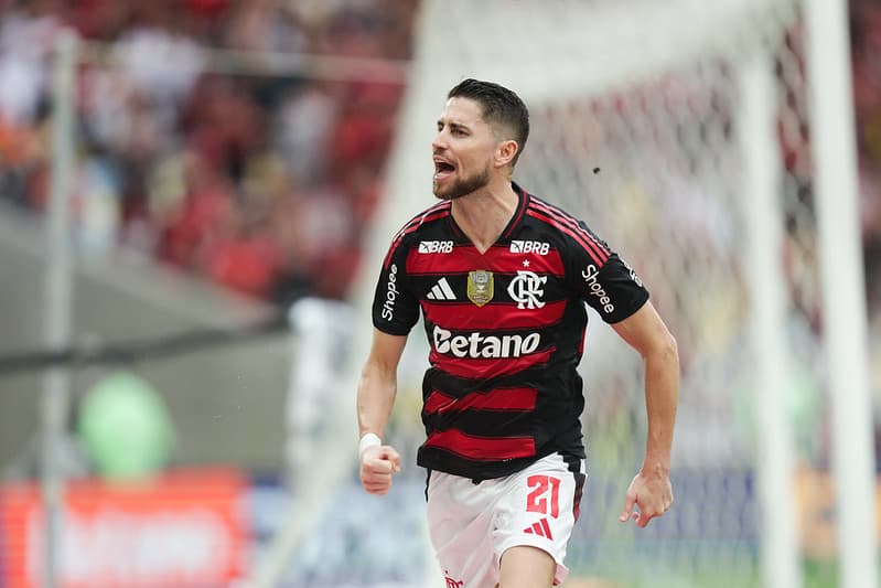 Jorginho comemorando gol pelo Flamengo no Maracanã