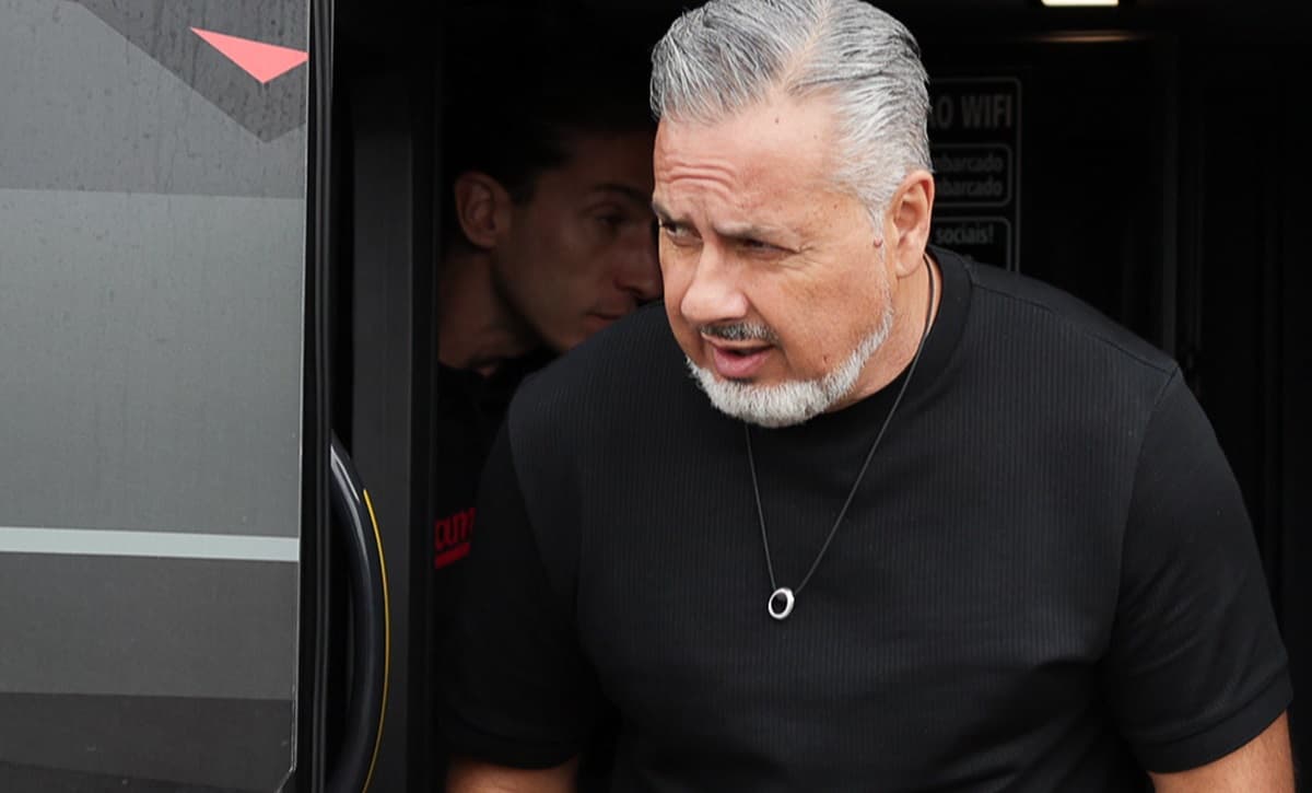 José Boto em embarque do Flamengo; Filipe Luís atrás do dirigente