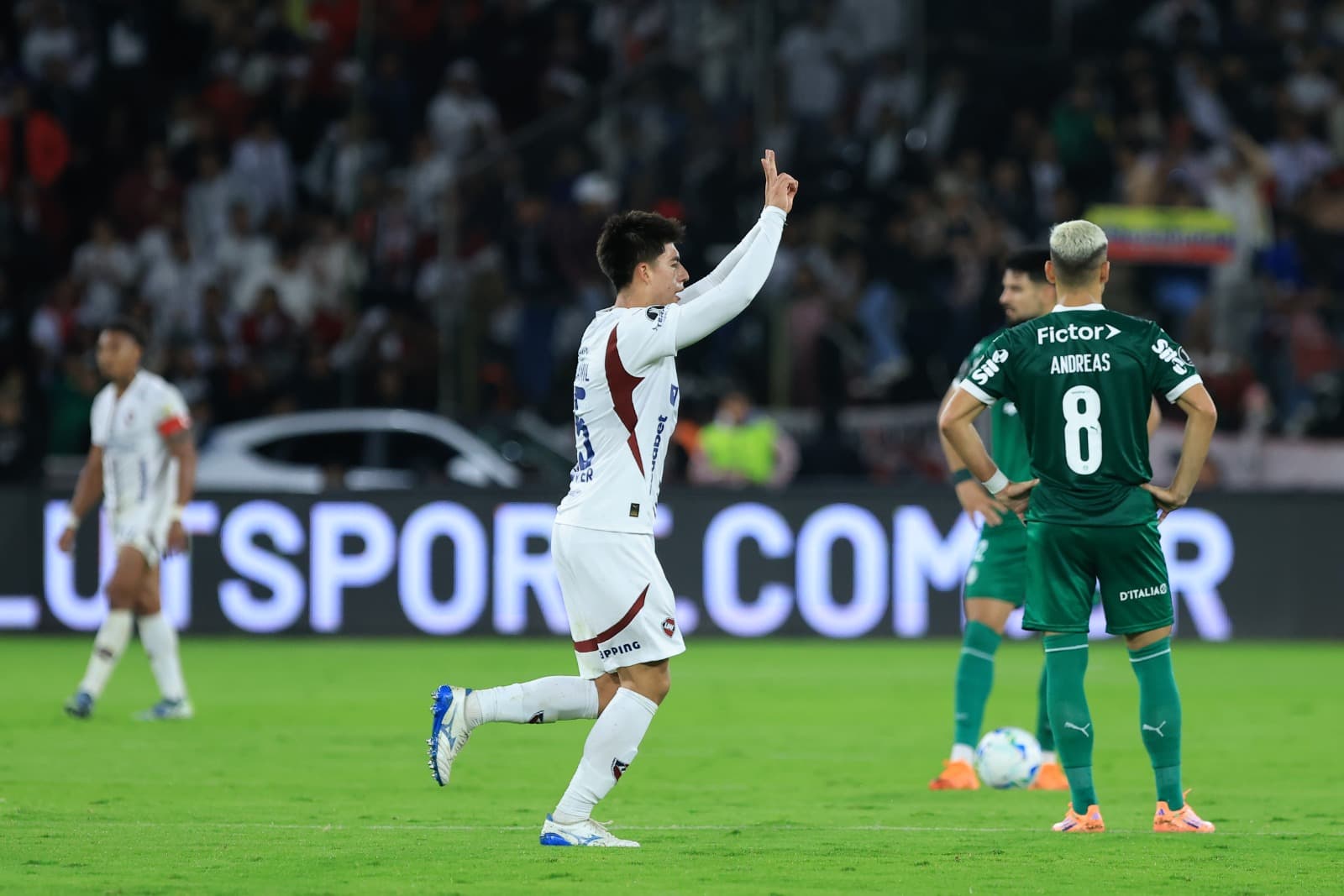 Gabriel Villamil, da LDU de Quito, comemora após marcar o terceiro gol do time durante a partida semifinal da primeira mão da Copa CONMEBOL Libertadores 2025 entre LDU Quito e Palmeiras, no Estádio Rodrigo Paz Delgado, em 23 de outubro de 2025, em Quito,