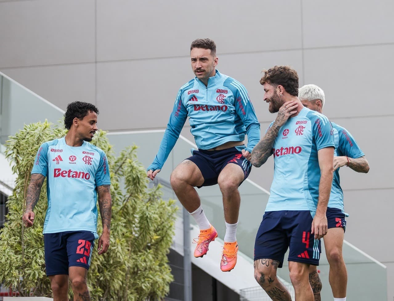 Allan e Léo Pereira observam Léo Ortiz saltando durante treino do Flamengo no Ninho do Urubu