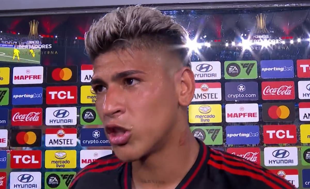 Carrascal concede entrevista na saída de campo após Flamengo x Racing