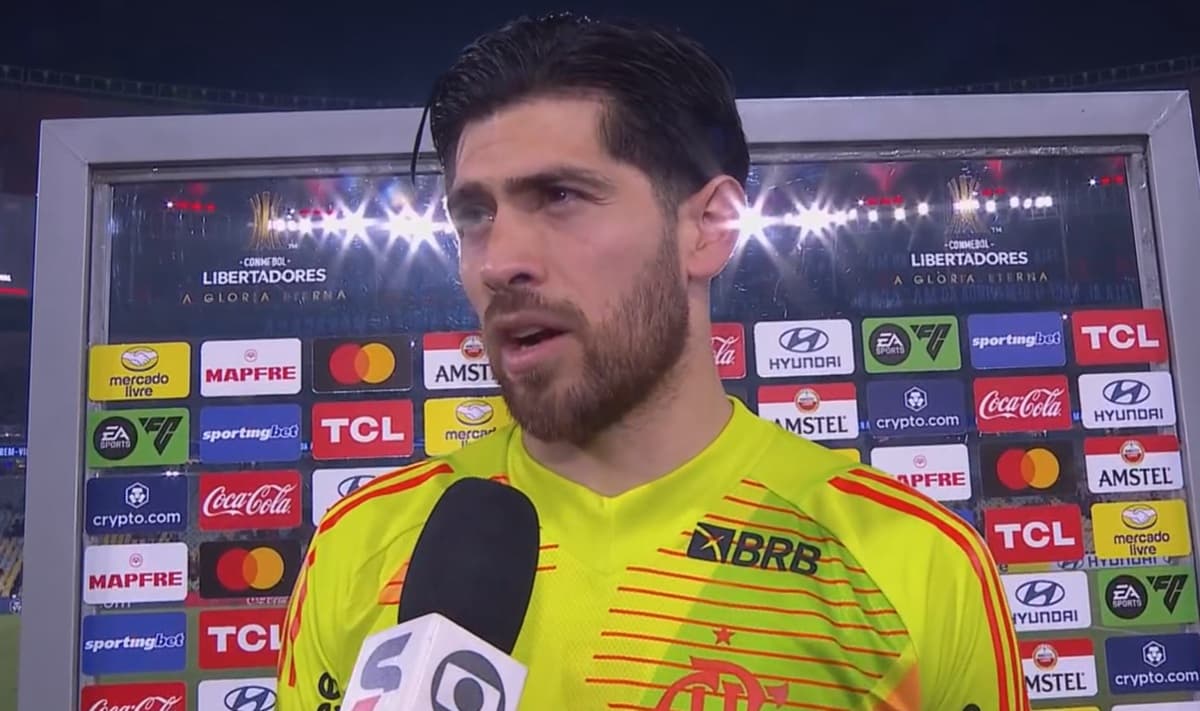 Rossi concede entrevista logo após o fim do jogo entre Flamengo e Racing