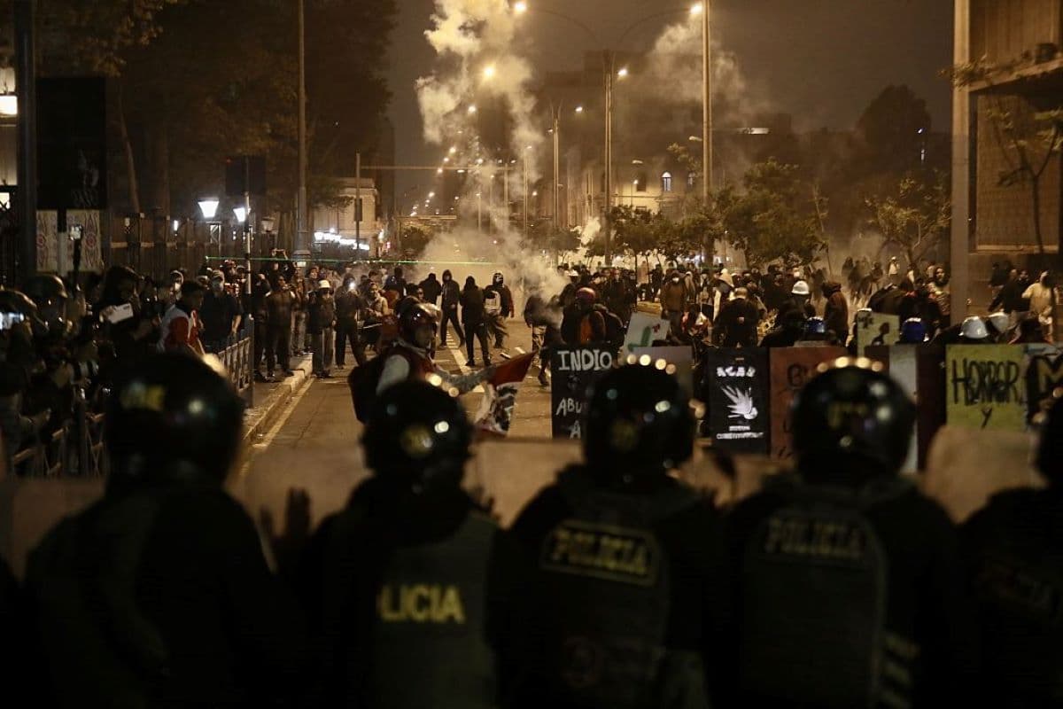 Policiais e manifestantes se posicionam de lados opostos durante momento de tensão em protesto em Lima
