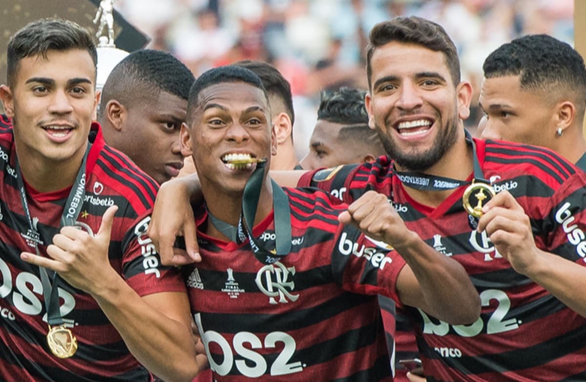 Lucas Silva, Reinier e Pepê com a medalha da Libertadores do Flamengo em 2019; Lucas Silva vai jogar no Boavista em 2026