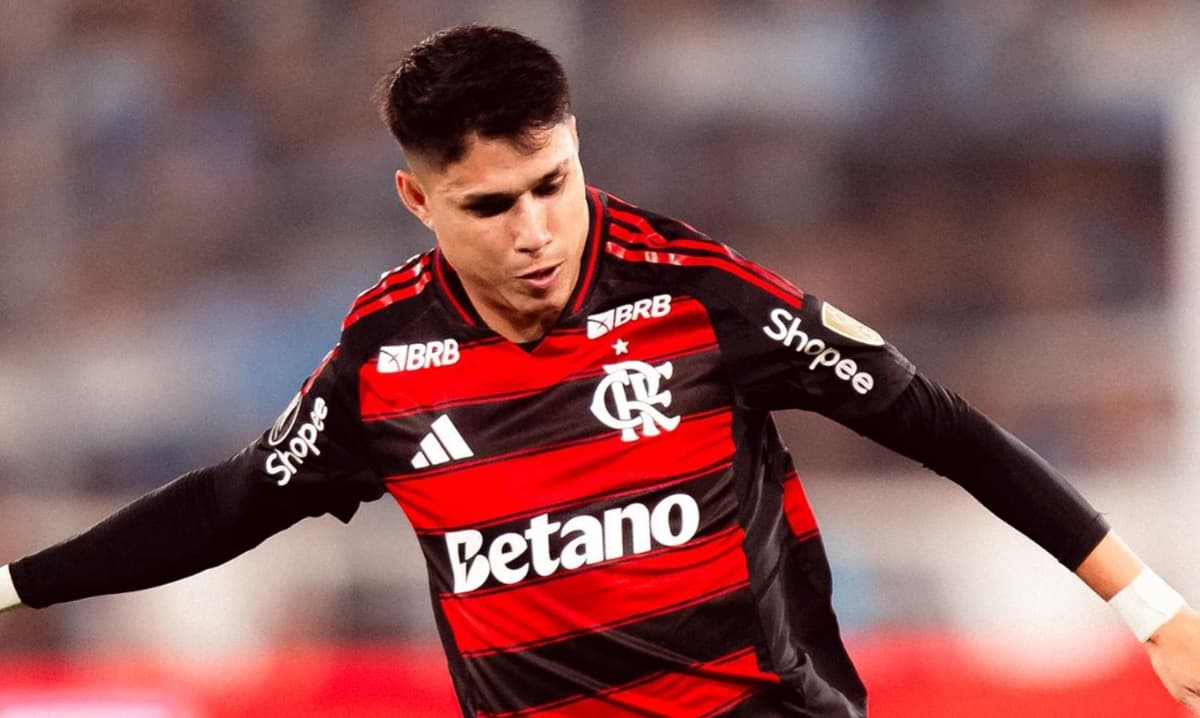 Luiz Araújo em jogo do Flamengo contra o Racing
