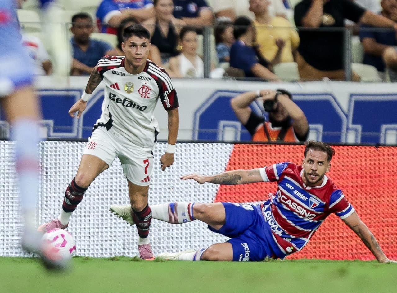 Luiz Araújo conduzindo a bola após se desvincular de um carrinho do jogador do Fortaleza, em Flamengo x Fortaleza no Brasileirão