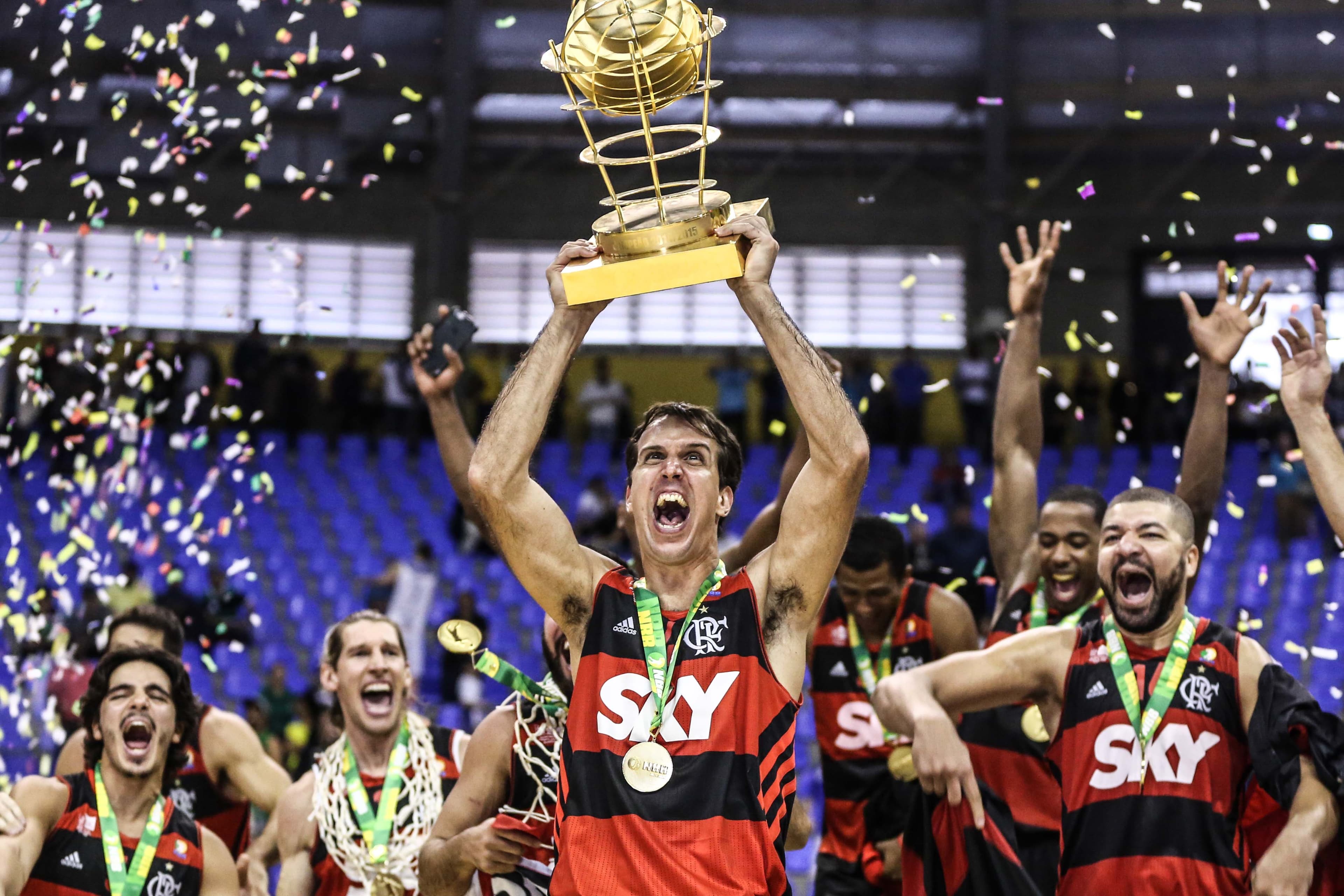 Marcelinho Machado levanta troféu do NBB 14/15 após vitória do Flamengo sobre Bauru