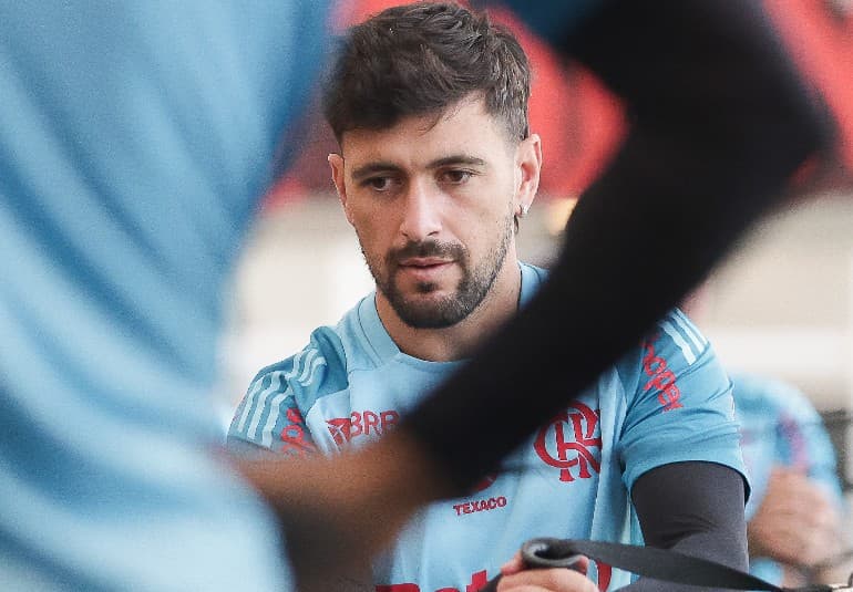 Arrascaeta durante treino do Flamengo no Ninho do Urubu em 2025, foco no rosto, usado no resumo diário de notícias do clube