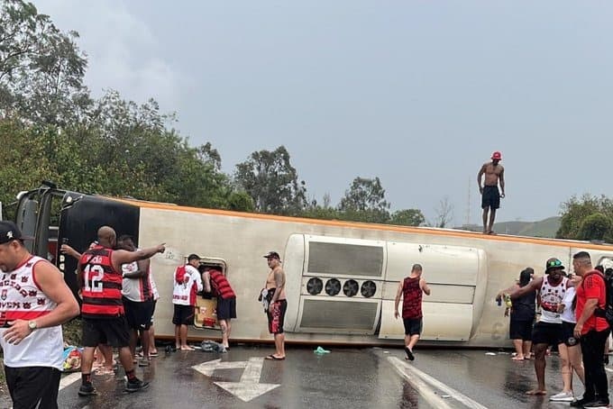 Ônibus após acidente com torcida do Flamengo