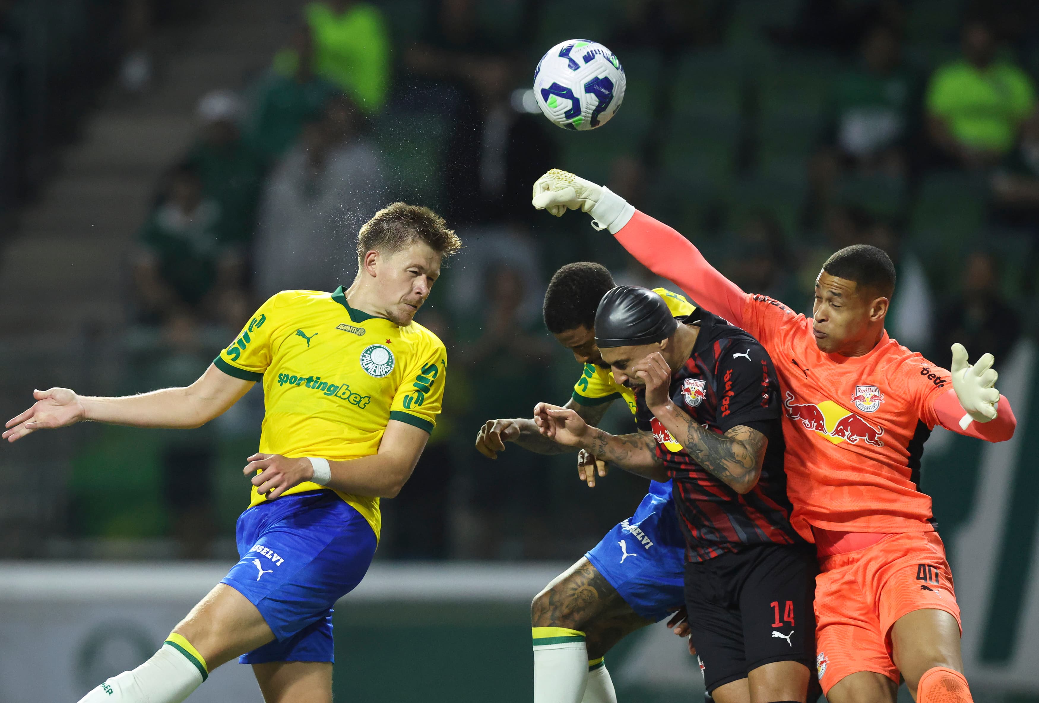 Bruno Fuchs, zagueiro do Palmeiras, faz gol de cabeça contra o RB Bragantino no Brasileirão