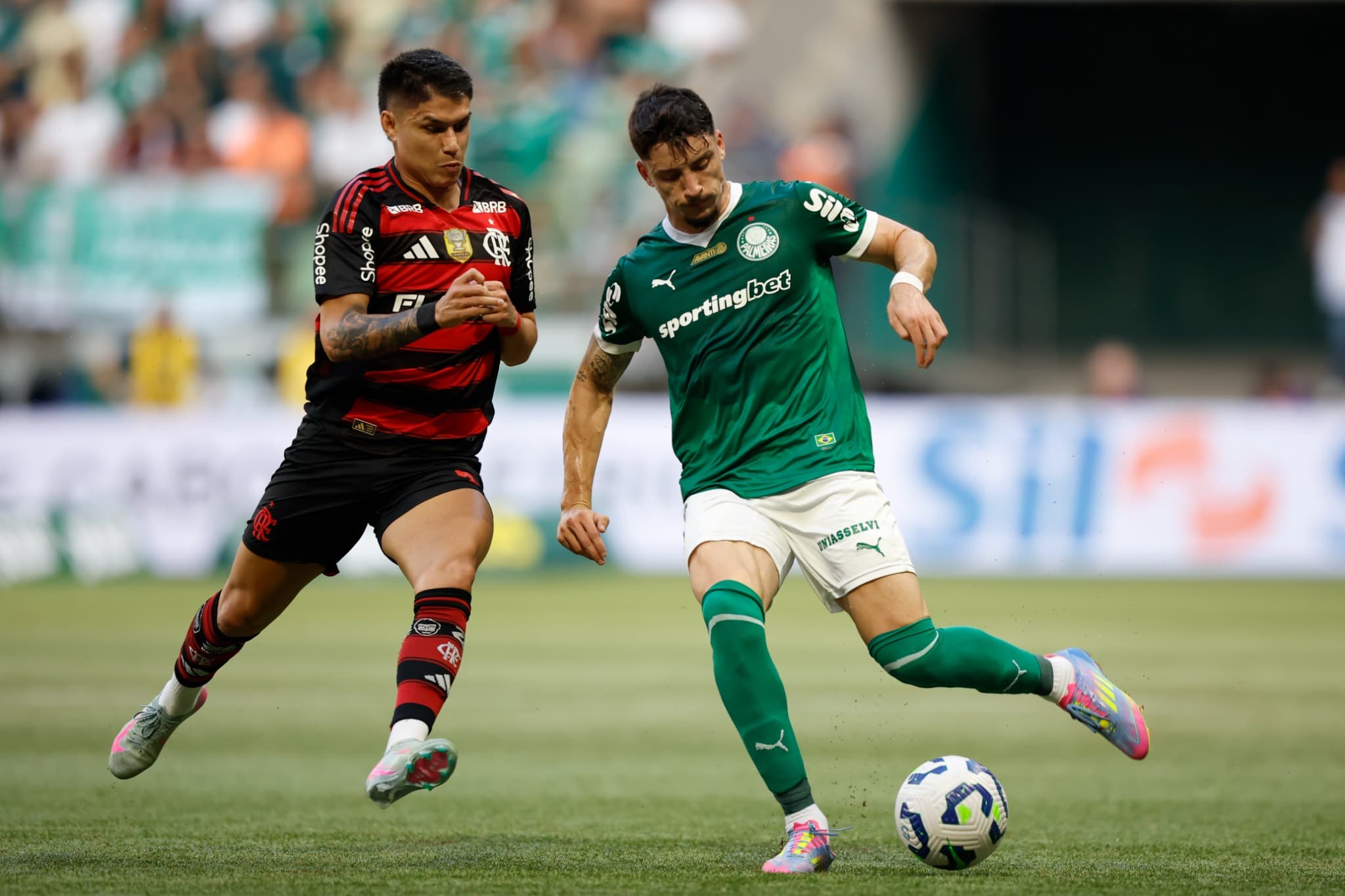 Luiz Araújo do Flamengo e Joaquín Piquerez do Palmeiras disputam a bola durante jogo pelo Brasileirão 2025 no Allianz Parque.