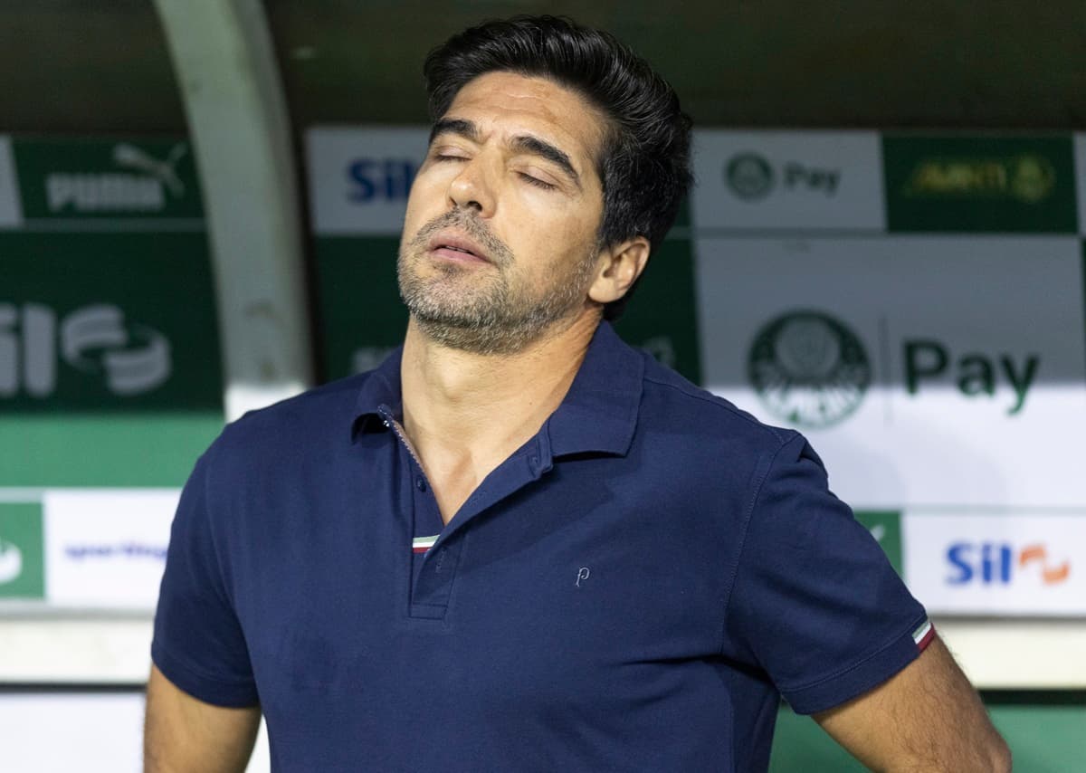 Abel Ferreira suspira e fecha os olhos antes de jogo entre Palmeiras e Fortaleza