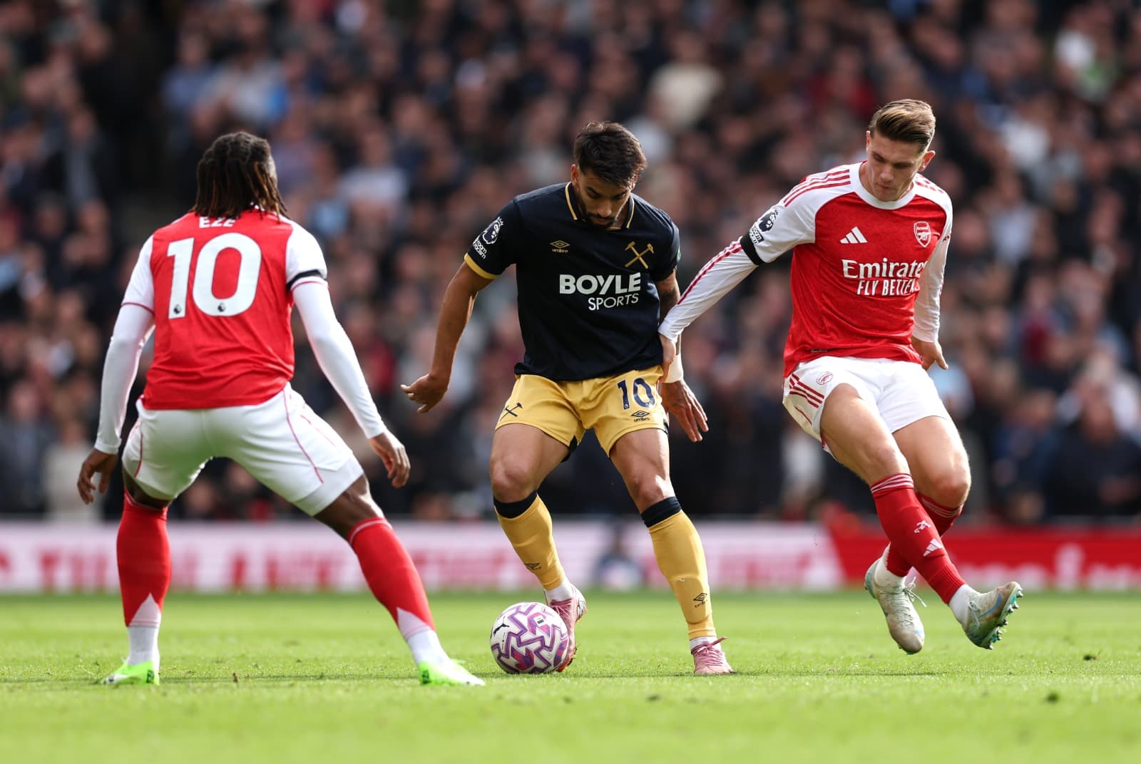 Lucas Paquetá, do West Ham United, disputa a posse de bola com Viktor Gyoekeres, do Arsenal, durante a partida da Premier League entre Arsenal e West Ham United no Emirates Stadium em 4 de outubro de 2025 em Londres, Inglaterra.