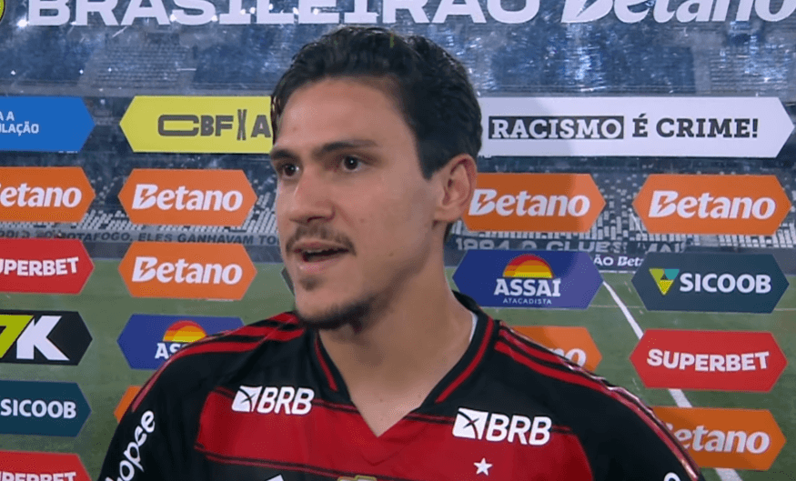 Pedro concede entrevista na beira do campo após gol e assistência em Botafogo x Flamengo