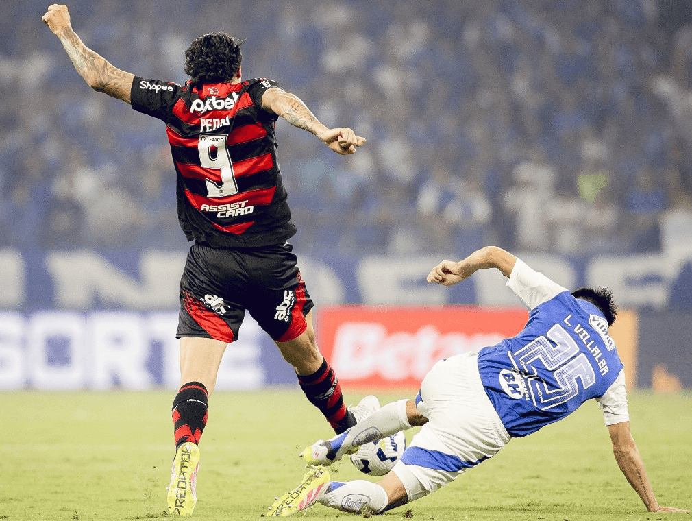 Pedro, atacante do Flamengo, disputa a bola com Villalba do Cruzeiro pelo Brasileirão 2025