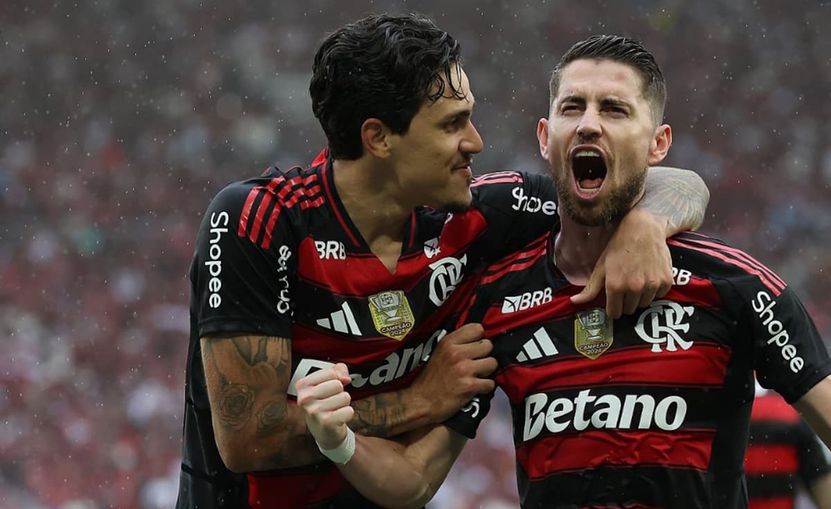 Pedro e Jorginho abraçados vibrando com gol do Flamengo contra Palmeiras
