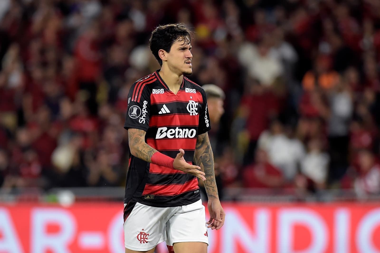 Pedro do Flamengo reage durante a partida de ida da semifinal da Copa CONMEBOL Libertadores 2025 entre Flamengo e Racing Club, no Estádio do Maracanã, em 22 de outubro de 2025, no Rio de Janeiro, Brasil.