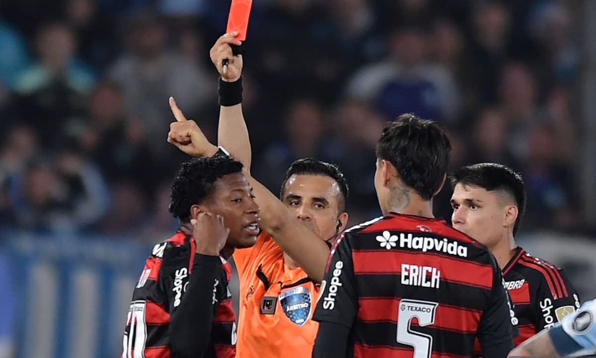 Plata é expulso e reclama com árbitro durante Racing x Flamengo
