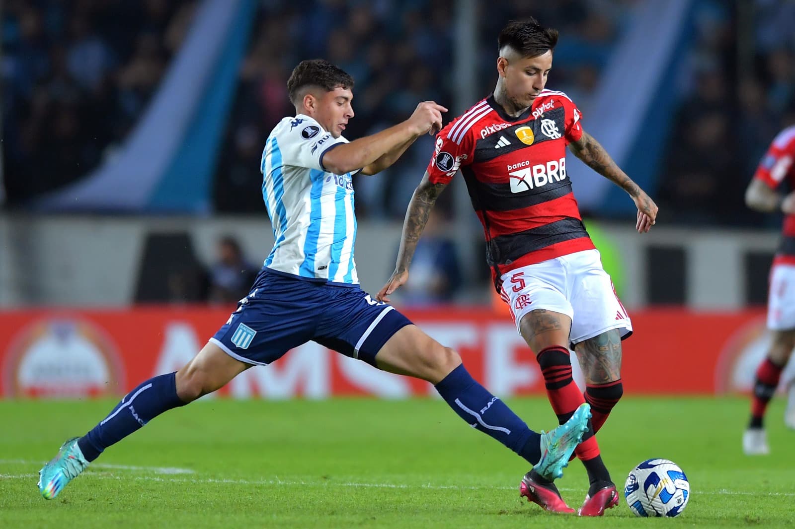 Juan Nardoni, do Racing Club, disputa a bola com Erick Pulgar, do Flamengo, durante a partida do Grupo A da Copa CONMEBOL Libertadores 2023 entre Racing Club e Flamengo no Estádio Presidente Perón em 4 de maio de 2023 em Avellaneda, Argentina.