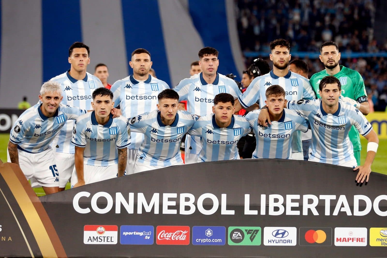 Jogadores do Racing Club posam para uma foto do time antes da partida da Copa CONMEBOL Libertadores 2025 entre Racing Club e Colo Colo no Estádio Presidente Perón em 14 de maio de 2025 em Avellaneda, Argentina.
